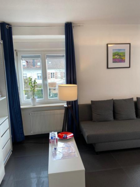 Preiswertes stilvolles Zimmer im privaten Haus mit großem schönem modernem Gemeinschaft Badenzimmer